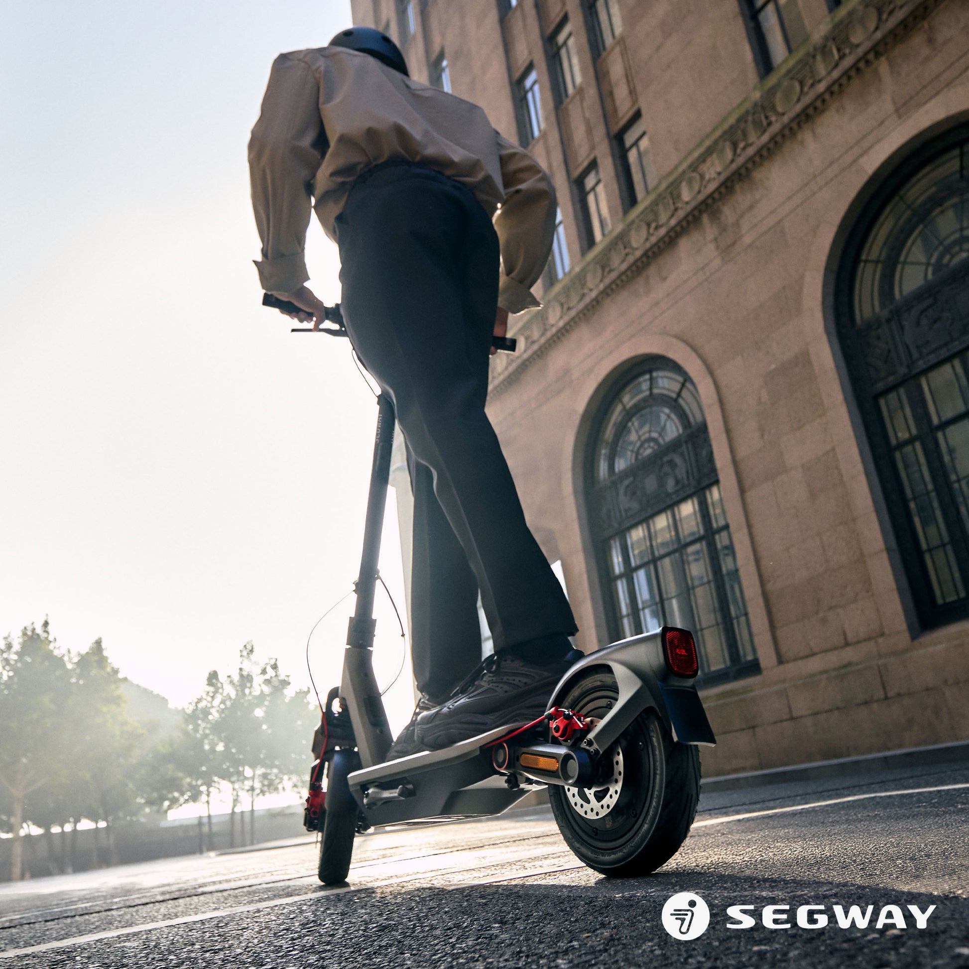 Trottinette électrique Segway Ninebot F3 Pro E - Vue  en action - TrottinUp La Réunion